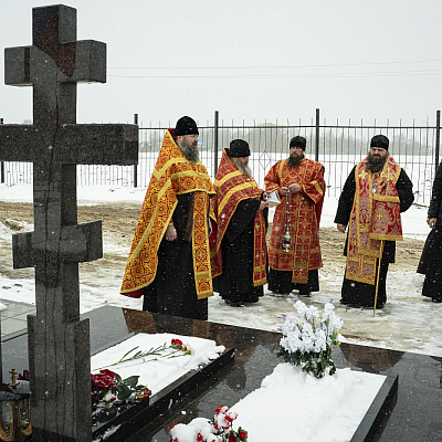 В день Радоницы епископ Городецкий и Ветлужский Парамон совершил литию по погибшим войнам СВО на «Аллее героев» Кудашихинского кладбища г. Городца