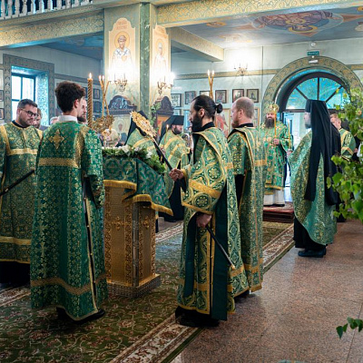 В канун Пятидесятницы епископ Городецкий и Ветлужский Парамон совершил Всенощное бдение в Городецком Феодоровском мужском монастыре