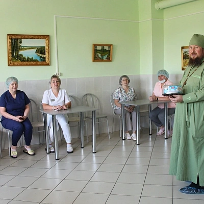 Клирик храма Всех Святых г. Семенова поздравил медиков Семеновской ЦРБ с профессиональным праздником