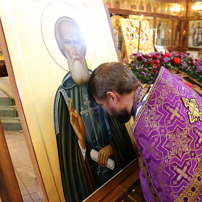 В храме во имя Пресвятой Троицы Автозаводского благочиния торжественно встретили икону преподобного Сергия Радонежского