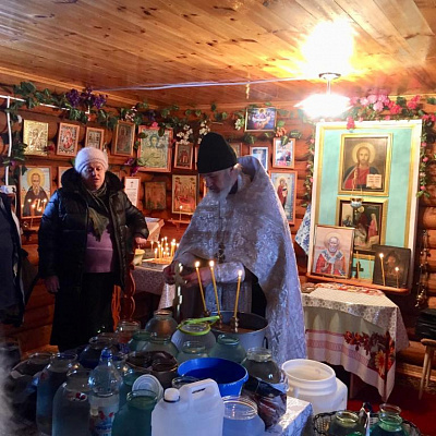 19 января в часовне Во имя Успения Пресвятой Богородицы в селе Новоуспенском был совершен чин освящения воды.