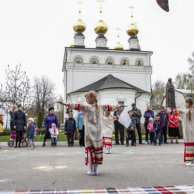 1.05.2016-Традиционный семейный Пасхальный праздник в Городецком Феодоровском мужском монастыре. Фото Сергея Багрецова.