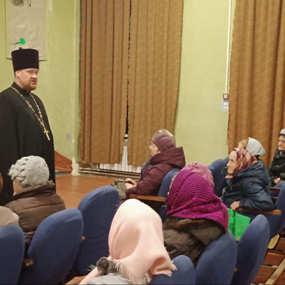 Клирик Борского благочиния провел духовную беседу с читателями библиотеки поселка Керженец