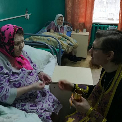 Настоятель храма Воздвижения Честного и Животворящего Креста Господня п.Тонкино иерей Владимир Курдин посетил дом интернат для пожилых людей