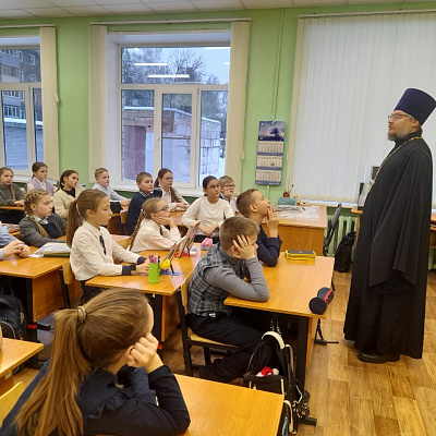 Помощник благочинного Автозаводского округа провел для учащихся школы №137 уроки по основам православной культуры