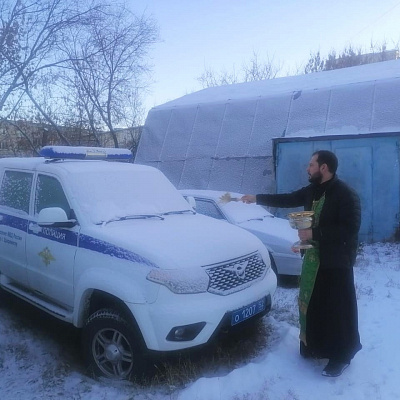 Клирик Воскресенского благочиния Нижегородской епархии провел духовную беседу с сотрудниками ГАИ и освятил их технику