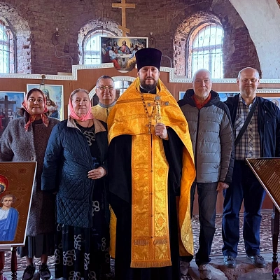 В Дальнеконстантиновском благочинии в возрождающемся храме села Кажлейка встретили новые иконы