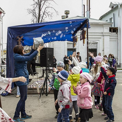 1.05.2016-Традиционный семейный Пасхальный праздник в Городецком Феодоровском мужском монастыре. Фото Сергея Багрецова.