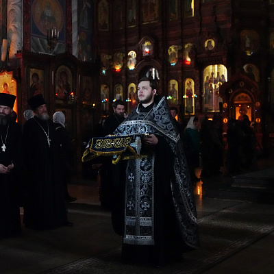 В Страстную пятницу митрополит Георгий совершил Великую вечерню с чином выноса Плащаницы