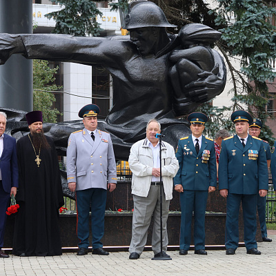 Клирик Автозаводского благочиния посетил мероприятия, посвященные Дню памяти погибших сотрудников пожарной охраны