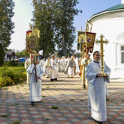 19.9.2014-Епископ Городецкий и Ветлужский Августин совершил Божественную литургию в храме Михаила Архангела в Городце. Фото Сергея Багрецова