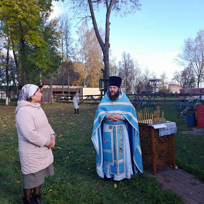На фасаде Воскресенского собора поселка Воскресенское установлена мемориальная доска в память о репрессированном священнике Иоанне Кармазинском