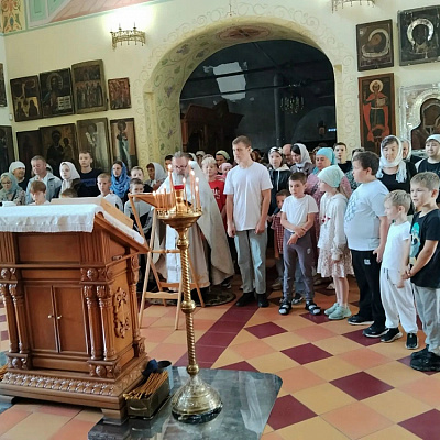 В храме в честь Пресвятой Живоначальной Троицы села Скоробогатово состоялся молебен для учащихся перед началом учебного года