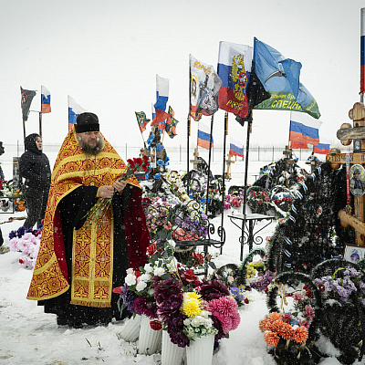 В день Радоницы епископ Городецкий и Ветлужский Парамон совершил литию по погибшим войнам СВО на «Аллее героев» Кудашихинского кладбища г. Городца