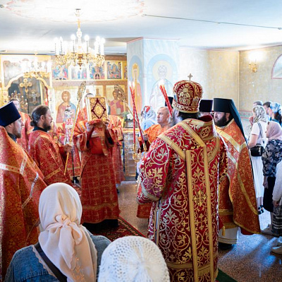 Епископ Городецкий и Ветлужский Парамон совершил Божественную литургию в храме Пресвятой Живоначальной Троицы г. Заволжье