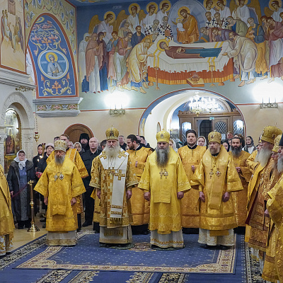 Митрополит Георгий сослужил митрополиту Каширскому Феогносту на Божественной литургии в Зачатьевском монастыре Москвы