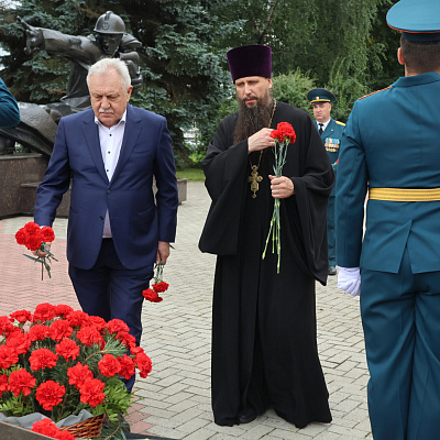 Клирик Автозаводского благочиния посетил мероприятия, посвященные Дню памяти погибших сотрудников пожарной охраны
