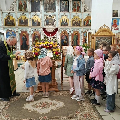Воспитанники летнего лагеря «Улыбка» Шарангской средней школы совершили экскурсию в храм Пресвятой Живоначальной Троицы