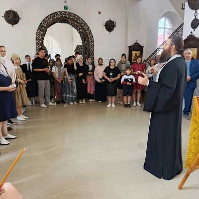 Молебен перед выпускными экзаменами в Никольском храме Красных Баков