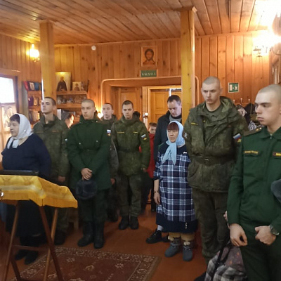 Помощник благочинного Дальнеконстантиновского округа совершил молебен для военнослужащих воинской части поселка Суроватиха
