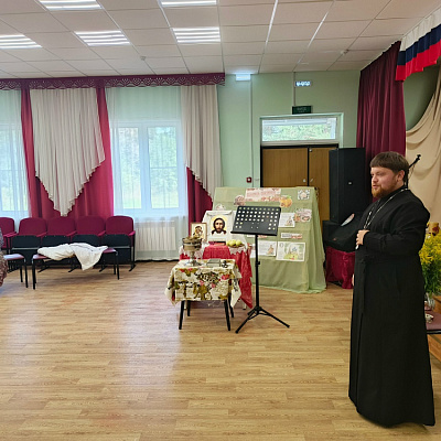 Помощник Воскресенского благочинного по миссионерской деятельности поздравил жителей поселка Шеманиха с праздником Преображения
