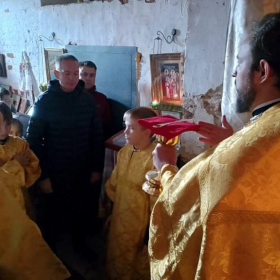 В возрождающемся храме села Тепло-Троицкое Дальнеконстантиновского округа совершена Божественная литургия