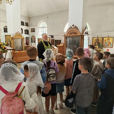 Воспитанники летнего лагеря «Улыбка» Шарангской средней школы совершили экскурсию в храм Пресвятой Живоначальной Троицы