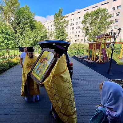 В Елисаветинском храме Автозаводского благочиния торжественно встретили икону святых мучениц Веры, Надежды, Любови и матери их Софии