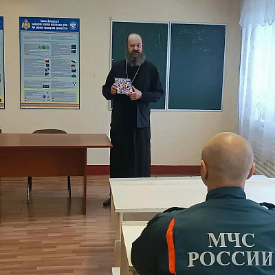 Клирик Никольского храма поселка Красные Баки провел беседу с сотрудниками пожарно-спасательной части