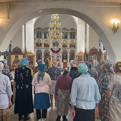 В храме Пресвятой Живоначальной Троицы поселка Шаранга чествовали волонтеров, плетущих маскировочные сети