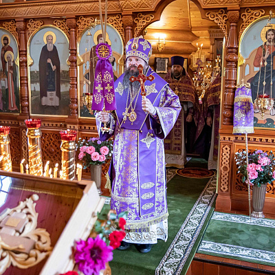 В престольный праздник в Крестовоздвиженском храме села Чернуха Лысковского округа епископ Иосия возглавил Божественную литургию