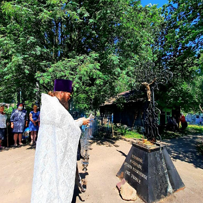 В Троицкую родительскую субботу на кладбищах Воскресенского благочиния совершены панихиды