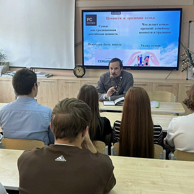 Благочинный Шарангского округа принял участие в уроке «Семьеведения»