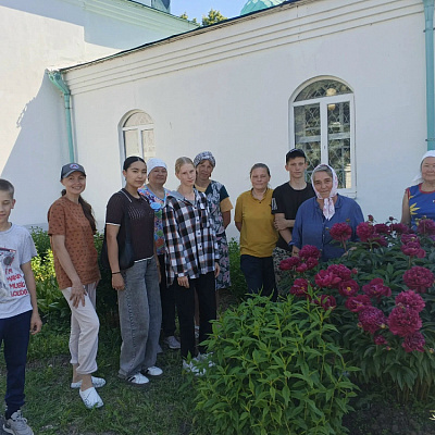 Православные добровольцы Шарангского благочиния провели трудовую акцию на территории храма Пресвятой Живоначальной Троицы
