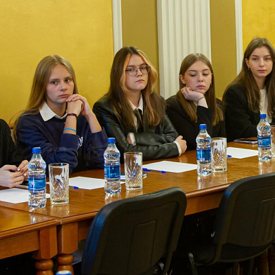 15 сентября 2023 года по сложившейся традиции первокурсники Высшей школы международных отношений и мировой политики Нижегородского государственного лингвистического университета им. Н. А. Добролюбова получили свои студенческие билеты