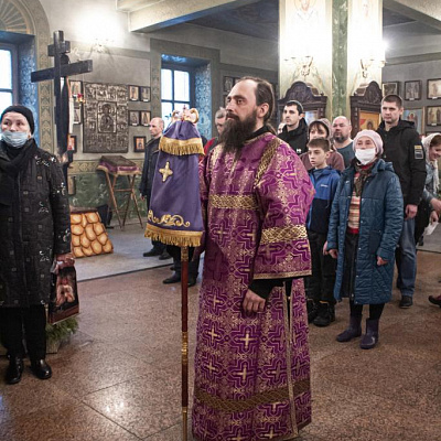 В Неделю Крестопоклонную епископ Городецкий и Ветлужский Августин совершил Божественную литургию в Феодоровском кафедральном соборе Городца