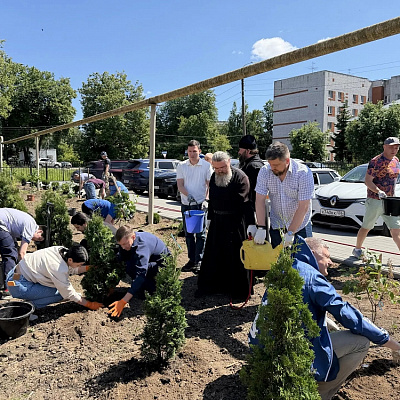 Епископ Городецкий и Ветлужский Парамон возглавил работы по благоустройству территории храма святителя Николая Чудотворца г. Городца