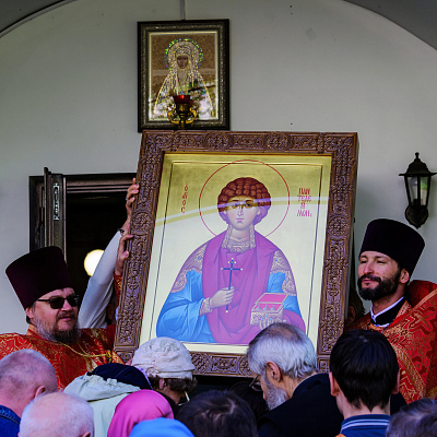 В нижегородском Елисаветинском храме торжественно встретили икону великомученика и целителя Пантелеимона