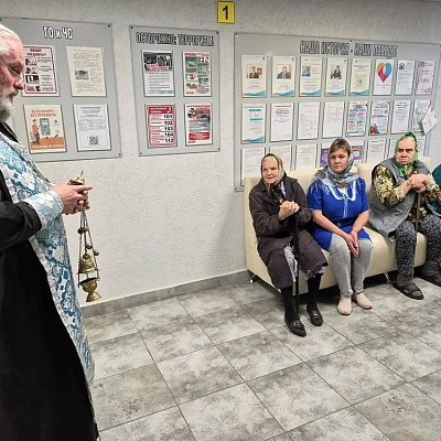 Священник Городецкого благочиния освятил помещение специализированного жилого дома