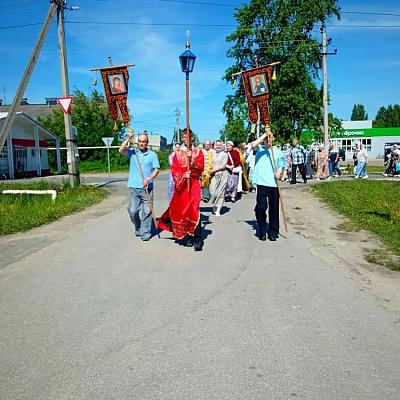 Настоятель храма во имя Всех Святых поселка Сузобезводное поздравил местных жителей с Днем поселка