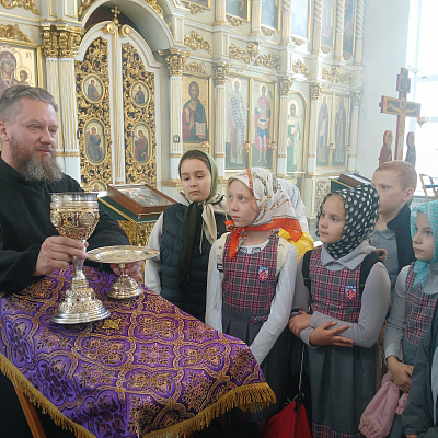 Помощник благочинного Московского округа провел для школьников экскурсию по храму