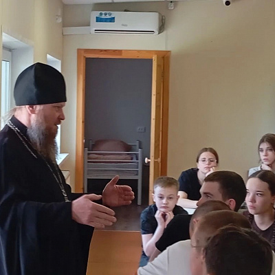 Клирик Приокского благочиния провел духовную беседу с воспитанниками лагеря «Хочу стать десантником»