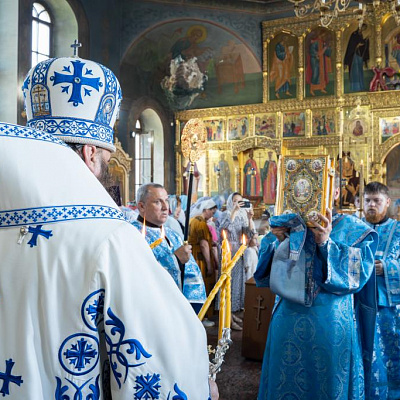 В день празднования Успения Пресвятой Богородицы епископ Городецкий и Ветлужский Парамон совершил Божественную литургию в храме Пресвятой Живоначальной Троицы г. Заволжье