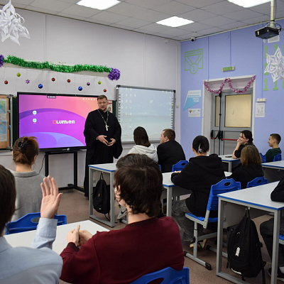 Помощник благочинного Борского округа провел с десятиклассниками беседу о духовном мире молодежи