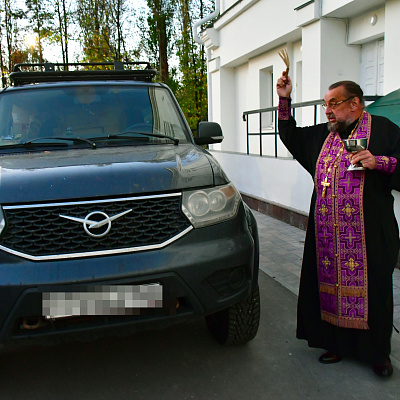 Клирик Автозаводского благочиния благословил отправку гуманитарного груза в зону СВО