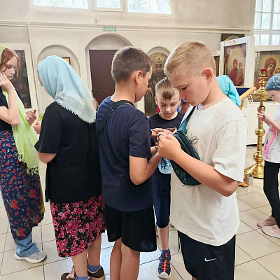 Воспитанники второй смены летнего лагеря «Улыбка» при Шарангской средней школе посетили храм Пресвятой Живоначальной Троицы