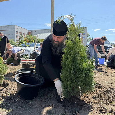 Епископ Городецкий и Ветлужский Парамон возглавил работы по благоустройству территории храма святителя Николая Чудотворца г. Городца