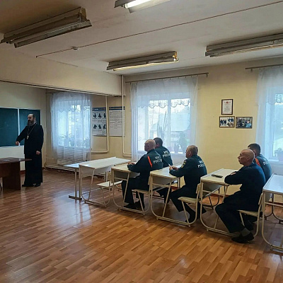 Клирик Никольского храма поселка Красные Баки провел беседу с сотрудниками пожарно-спасательной части
