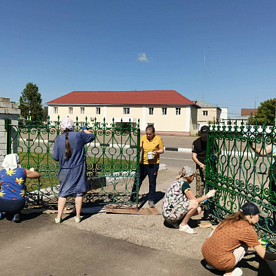 Православные добровольцы Шарангского благочиния провели трудовую акцию на территории храма Пресвятой Живоначальной Троицы