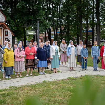 В день преставления преподобного Варнавы Ветлужского епископ Городецкий и Ветлужский Парамон совершил Божественную литургию на площади у одноименного храма р.п. Варнавино